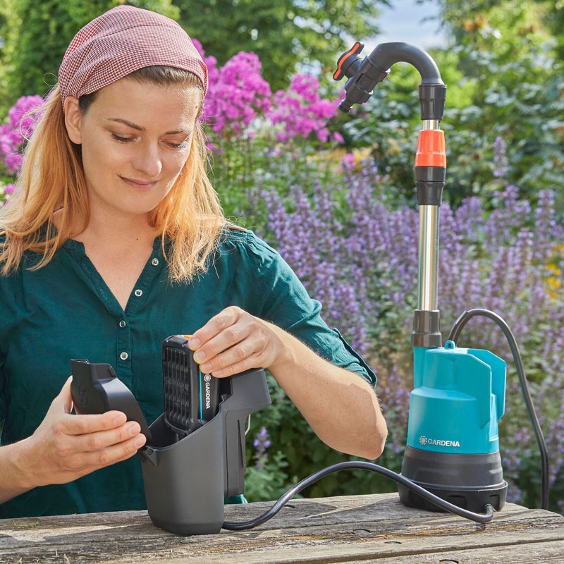 GARDENA 14602-20 Akku-Regenfasspumpe 2000/2 18V P4A Set
