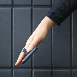 Happy Strappy Smartphone Fingerhalter weiss